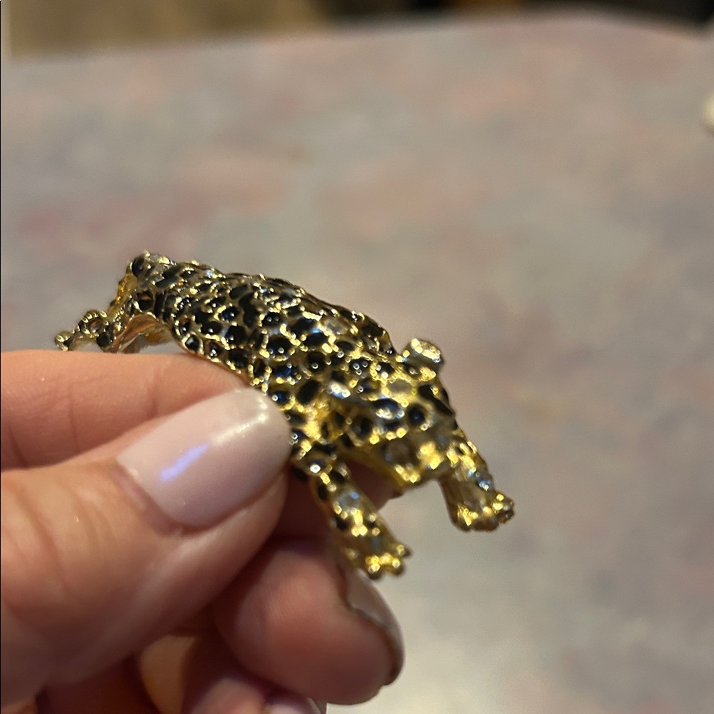 1980s Vintages Gold and Black Tone Leopard shoulder brooch